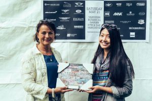 Liz Wagorn (left), co-owner Silk Cat Automotive, presents the 2016 Young Entrant Award to Spitfire owner Susan Lim. Photo: Jeremy Stewart.